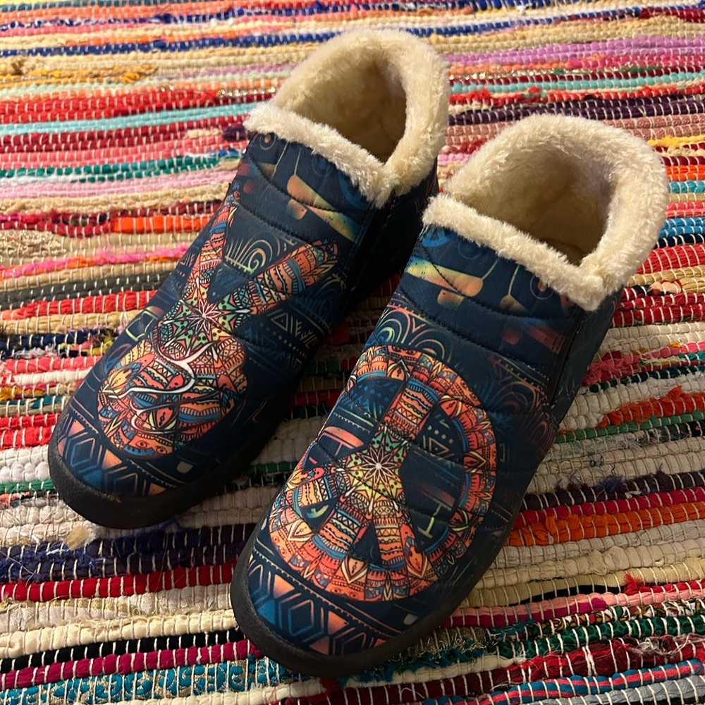 YES WE VIBE Abstract Color Hippie Bus Faux Fur Shoes Slip On Womens Size 8.5
